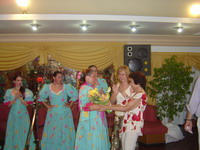 Esther Mata, recibiendo un presente floral por parte del CeCABA