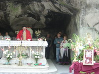 Durante la Misa del Rocío en la Basílica de Lourdes