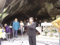 El cantaor Ariel Zamora cantandole a la Reina de las Marismas