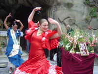 Bailando por sevillanas junto a la Virgen del Rocío