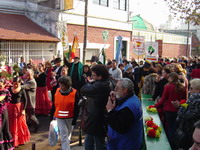 En la entrada principal de la Sede Social