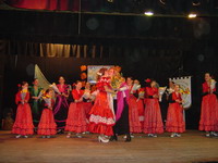 Ana Simn entregando un ramo de flores a la Esther Mata, directora del Ballet Andaluca