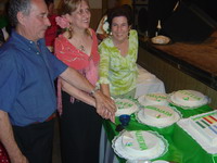 Miguel, Ana Simón y Alcira Rodrigo, cortando la primer porción de torta del 8° Aniversario del CeCABA