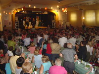 En el interior de la sede social del CeCABA a saln completo durate la actuacin del cantante flamenco Ariel Zamora